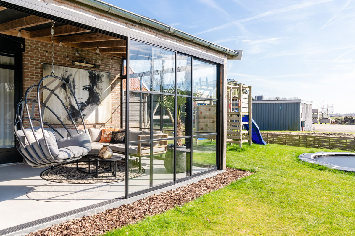 Steellook tuinkamer met glazen schuifwanden